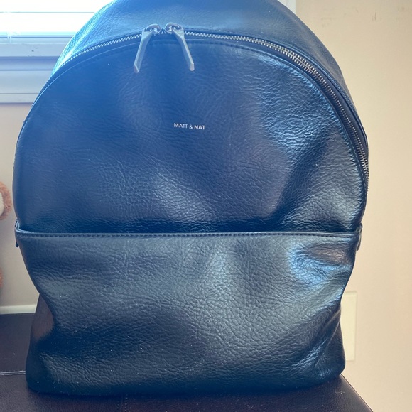 Matt n’ Nat bag in great condition. Made 100% from reused plastic water bottles.